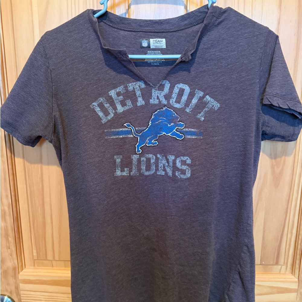 Detroit Lions Distressed Women’s Graphic T-Shirt